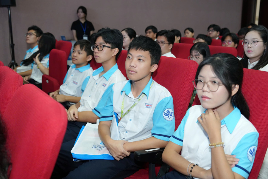 Học sinh Trường Phổ thông Năng khiếu (Đại học Quốc gia TPHCM) dự lễ. hoc-sinh.jpg