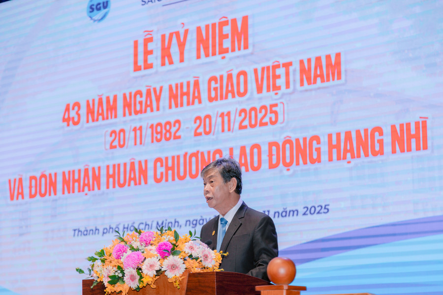 PGS.TS Phạm Hoàng Quân phát biểu tại buổi lễ, ôn lại truyền thống của nhà trường.