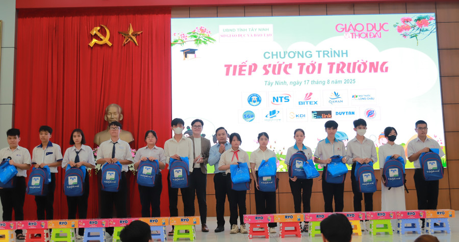 Đại diện các nhà tài trợ, nhà hảo tâm trao quà cho học sinh. img-0061.jpg