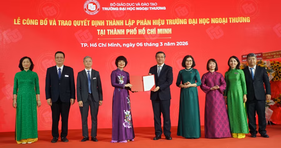 Thứ trưởng Nguyễn Văn Phúc trao quyết định thành lập Phân hiệu Trường Đại học Ngoại thương tại TPHCM cho tập thể lãnh đạo nhà trường. Ảnh: Mạnh Tùng.