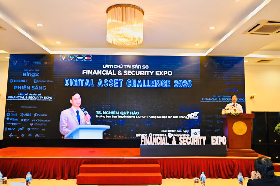 TS Nghiêm Quý Hào, Giám đốc Trung tâm CAER, Trưởng Ban Tổ chức giới thiệu về cuộc thi.