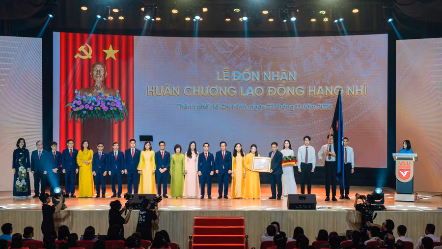 Tập thể lãnh đạo Trường Đại học Văn Lang đón nhận Huân chương Lao động hạng Nhì.