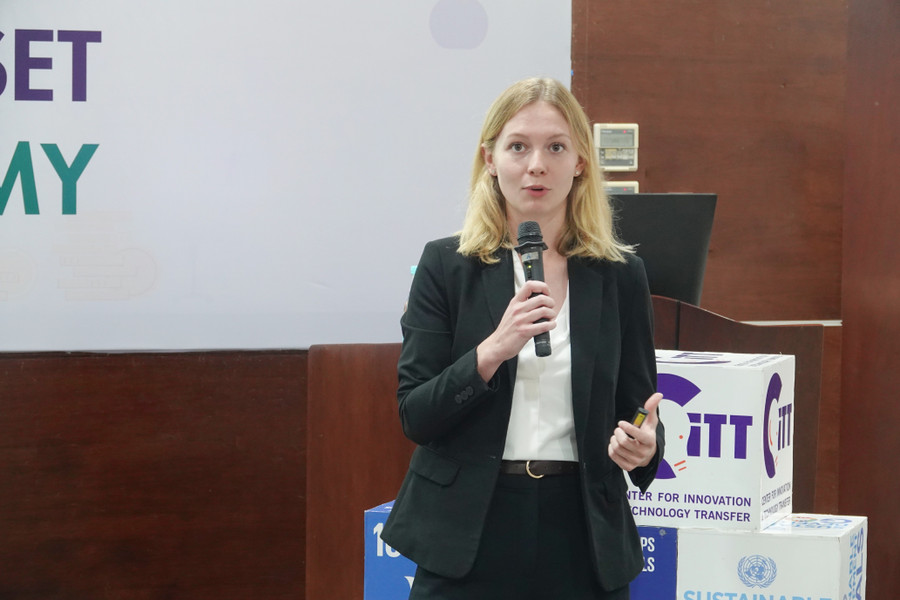 ThS Megan Sieroka chia sẻ cùng sinh viên Trường Đại học Quốc tế. Ảnh: Bùi Diễn. ths.jpg