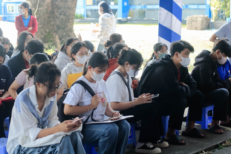 Tân sinh viên Trường Đại học Thủ Dầu Một chờ làm thủ tục nhập học. Ảnh: TDMU img-40.jpg