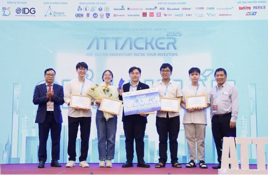 Nhóm URAx và giảng viên hướng dẫn - PGS.TS. Quản Thành Thơ (bìa phải). 