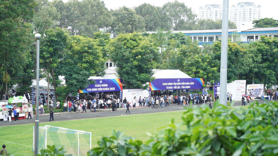 Trường Đại học Bách khoa (Đại học Quốc gia TPHCM) tổ chức đón tân sinh viên tại cơ sở chính. Ảnh: HCMUT bk1.jpg