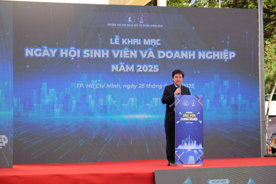 PGS.TS Trần Minh Triết – Phó Hiệu trưởng Trường Đại học Khoa học Tự nhiên phát biểu tại lễ khai mạc. Ảnh: Mạnh Tùng dscf3591.jpg