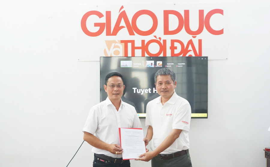 Nhà báo Nguyễn Đức Tuân - Phó Tổng Biên tập Báo Giáo dục và Thời đại (phải) trao quyết định phân công cho ông Nguyễn Anh Tú. Ảnh: P.V