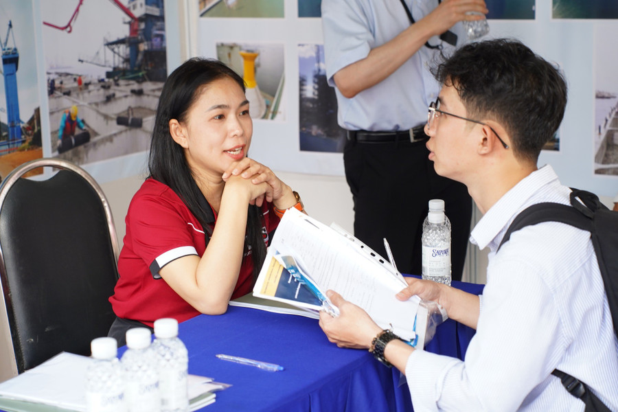 Đại diện doanh nghiệp phỏng vấn sinh viên tại ngày hội việc làm. phong-van.jpg