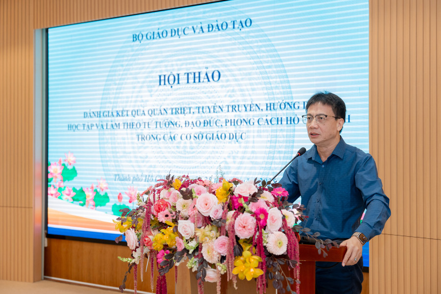 Ông Nguyễn Ngọc Ân, Chủ tịch Công đoàn Giáo dục Việt Nam trình bày tham luận. zan-9353.jpg