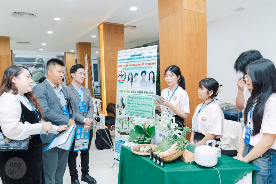 Hình ảnh các đội trong ngày hội Khởi nghiệp Đổi mới sáng tạo và chung kết cuộc thi HUIT Startup lần 6.