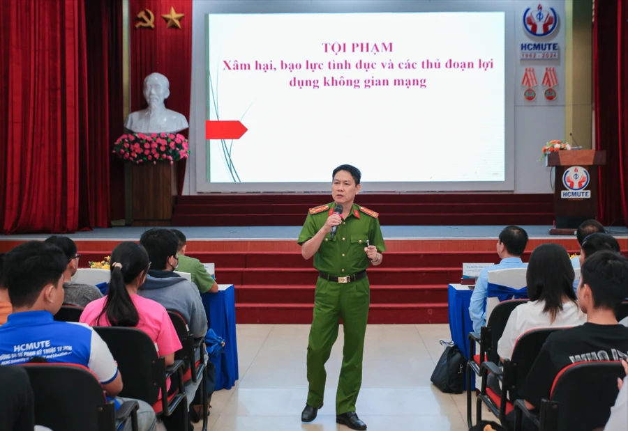 Thượng tá Khổng Ngọc Oanh – Chuyên viên cao cấp Cục Cảnh sát Hình sự, Bộ Công an trình bày 2 chuyên đề về phòng ngừa tội phạm. (Ảnh: Minh Hiếu)