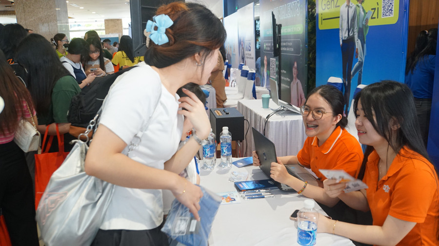 Ngày hội "Thực tập và Việc làm TPHCM 2024 đợt 2 - UEH Career Fair" diễn ra vào ngày 3/11 tại Đại học Kinh tế TPHCM. Ảnh: Lê Nam