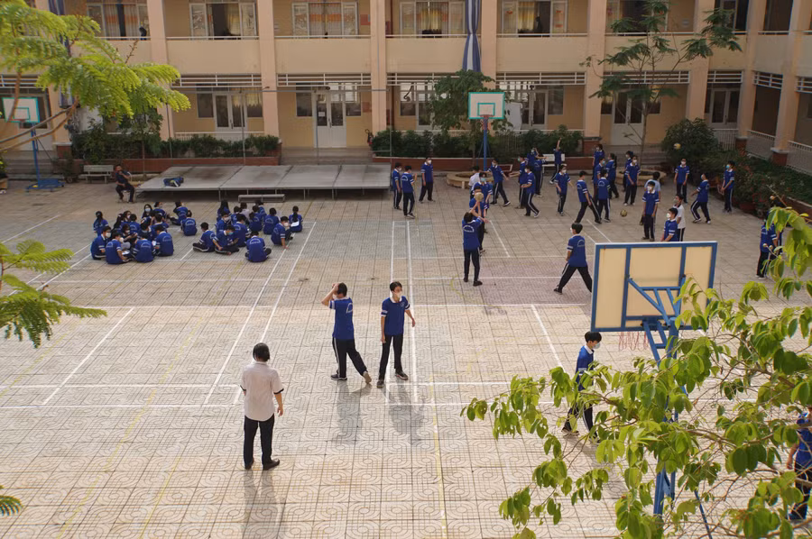 Học sinh Trường THPT Thanh Đa (TPHCM) tham gia các hoạt động thể dục, thể thao tại sân trường. Ảnh: Lê Nam