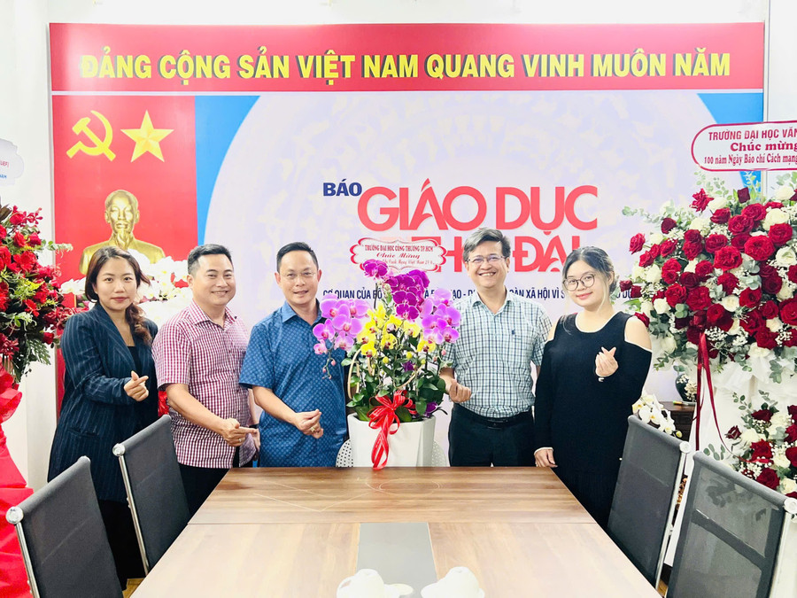TS Thái Doãn Thanh - Phó Hiệu trưởng Trường Đại học Công Thương TPHCM cùng cán bộ, viên chức nhà trường thăm, chúc mừng đơn vị. huit.jpg