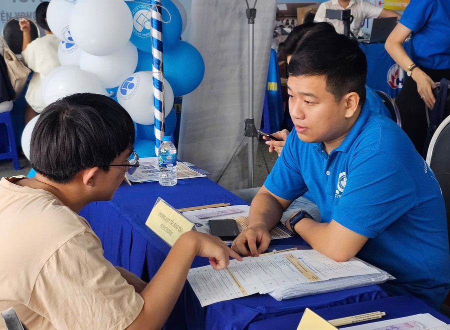 Thí sinh tìm hiểu thông tin tại gian hàng tư vấn của Trường Đại học Quốc tế (Đại học Quốc gia TPHCM). Ảnh: N.N 519682353-1150558097115557-5957397194818299042-n.jpg