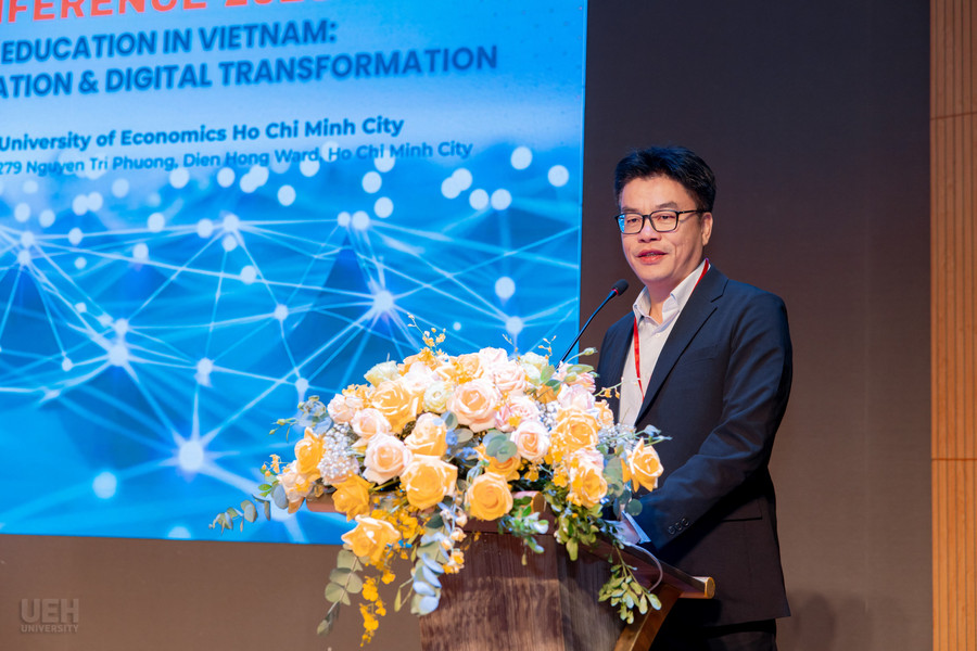 PGS.TS. Phạm Khánh Nam, Hiệu trưởng Trường Kinh tế, Luật và Quản lý Nhà nước UEH phát biểu khai mạc hội thảo. zan-2344.jpg