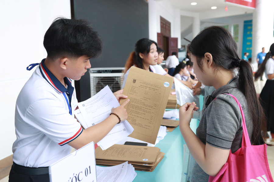 Nhà trường đón tân sinh viên nhập học năm học 2025-2026. don-tan-sv.jpg