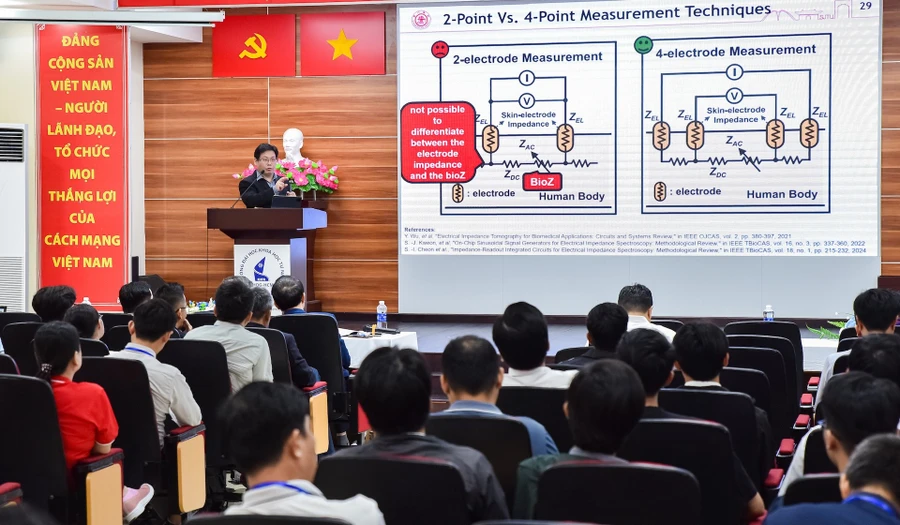 GS Yongfu Li - Đại học Giao thông Thượng Hải (Trung Quốc) trình bày tham luận chính tại hội nghị. Ảnh: HCMUS