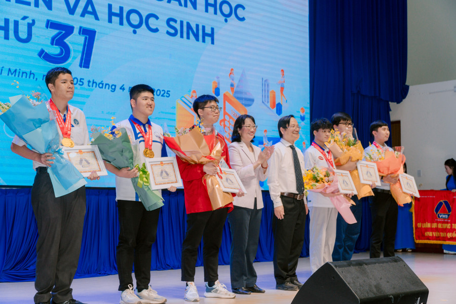 Ban tổ chức trao khen thưởng cho 6 thí sinh đạt thành tích đặc biệt xuất sắc tại kỳ thi. 