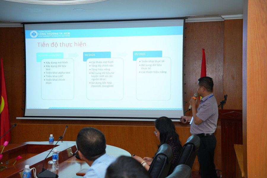 Đại diện nhà trường giới thiệu quá trình phát triển HUIT Chatbot AI. Ảnh: V.V a7402669.jpg