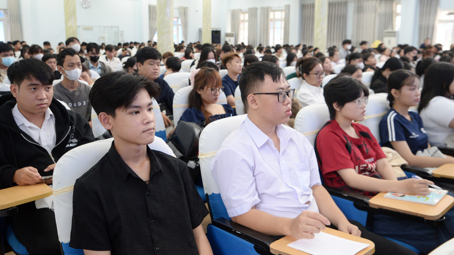 Neue Studierende der Thu Dau Mot Universität (HCMC) während der Bürger- und Studierenden-Aktionswoche des Schuljahres 2025/26. Foto: TDMU tuan-sinh-hoat.jpg