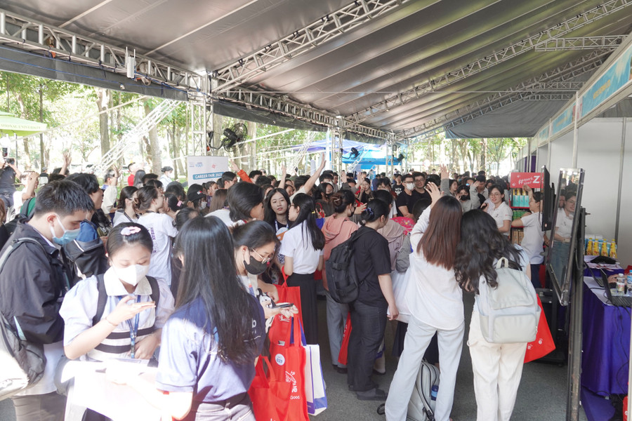 Khoảng 3.000 sinh viên đã đến ngày hội việc làm. Ảnh: B.Diễn dsc03814.jpg