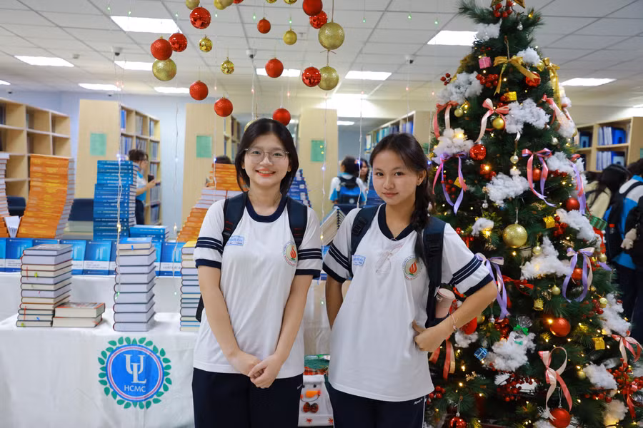 Học sinh tìm hiểu thông tin tuyển sinh tại Trường Đại học Luật TPHCM năm 2025. Ảnh: ULAW