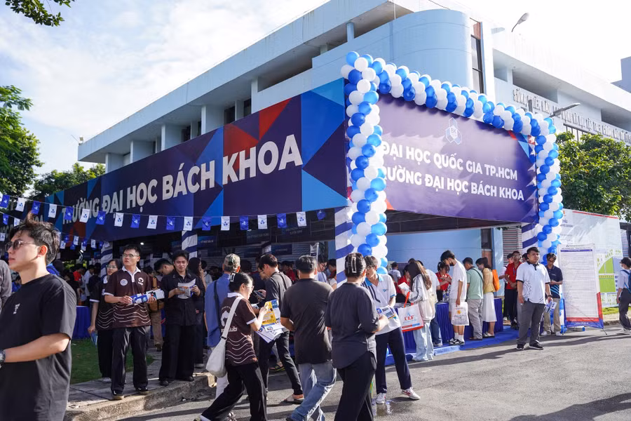 Thí sinh dự ngày hội tuyển sinh tại Trường Đại học Bách khoa, Đại học Quốc gia TPHCM năm 2025.