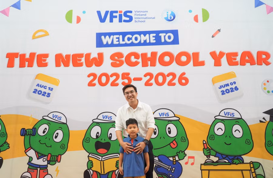 Trương Minh Lâm cùng cha tại trường nhân dịp năm học mới. (Ảnh: Anh Nguyễn)