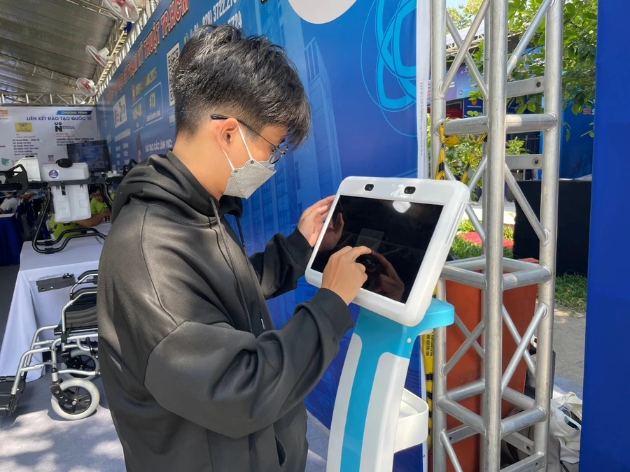 Robot điểm danh, dẫn đường trưng bày tại sân Trường ĐH Sư phạm Kỹ thuật TPHCM. Ảnh: Phúc Uyên.