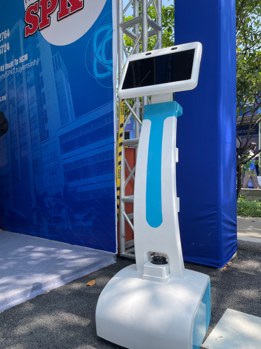 Ngoại hình robot cần được đầu tư để giống một robot hình người. Ảnh: Phúc Uyên.