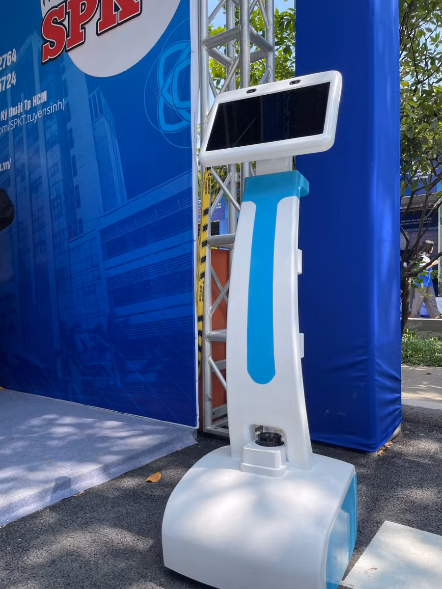 Ngoại hình robot cần được đầu tư để giống một robot hình người. Ảnh: Phúc Uyên.