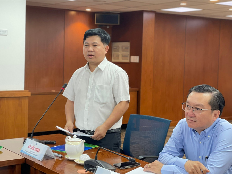 Ông Hồ Tấn Minh, Chánh Văn phòng Sở GD&ĐT TPHCM thông tin tại buổi họp báo. Ảnh: Hà An.