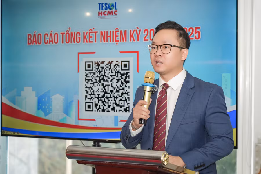 TS Đỗ Hữu Nguyên Lộc, Chủ tịch Hội Nghiên cứu và giảng dạy Tiếng Anh TPHCM báo cáo tổng kết nhiệm kỳ 2023-2025.