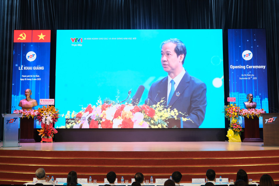 Cán bộ, giảng viên, sinh viên nhà trường lắng nghe diễn văn của Bộ trưởng Bộ GD&ĐT Nguyễn Kim Sơn được truyền hình trực tiếp tại buổi lễ. bo-truong.jpg