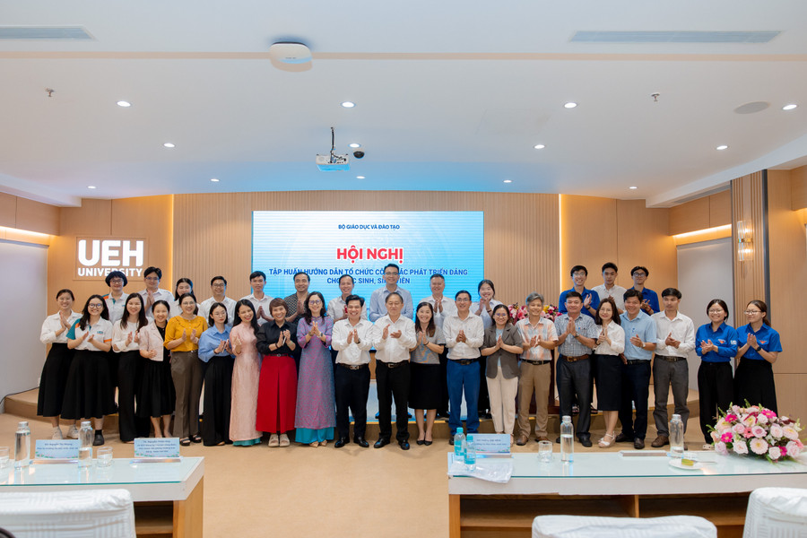 Đại biểu tham dự hội nghị tập huấn tại Đại học Kinh tế TPHCM. dai-bieu.jpg