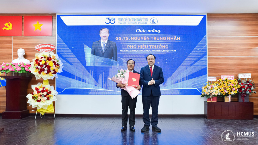 GS.TS Nguyễn Trung Nhân (trái) nhận quyết định bổ nhiệm Phó Hiệu trưởng Trường Đại học Khoa học tự nhiên. Ảnh: VNUHCM p4t-7102-scaled.jpg