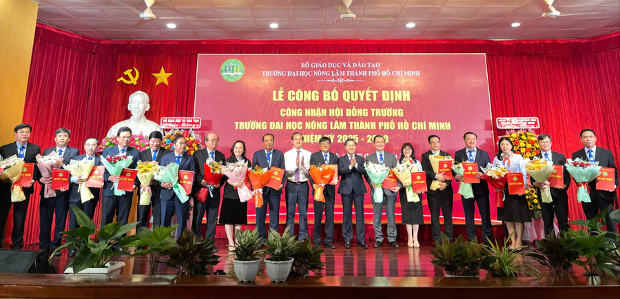 Các thành viên Hội đồng trường Trường ĐH Nông Lâm TPHCM nhận quyết định. Ảnh: Hà An. 1f911b5fc60e4e50171f.jpg