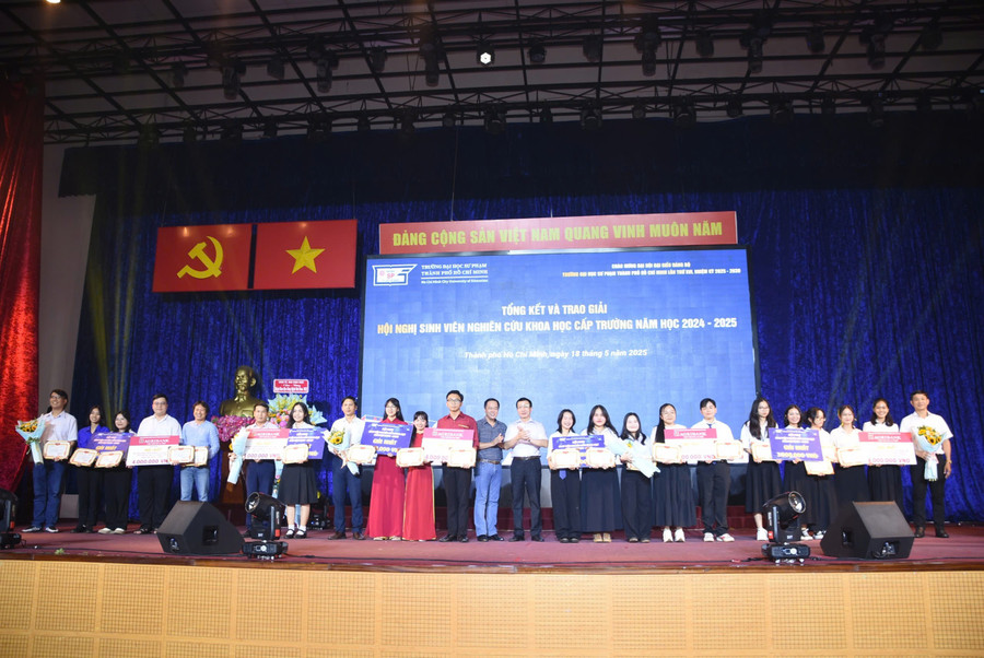 Các nhóm sinh viên đạt giải Nhất tại Hội nghị Sinh viên nghiên cứu khoa học năm học 2024-2025. Ảnh: L.N