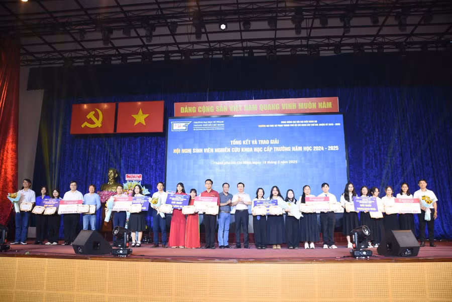 Các nhóm sinh viên đạt giải Nhất tại Hội nghị Sinh viên nghiên cứu khoa học năm học 2024-2025. Ảnh: L.N