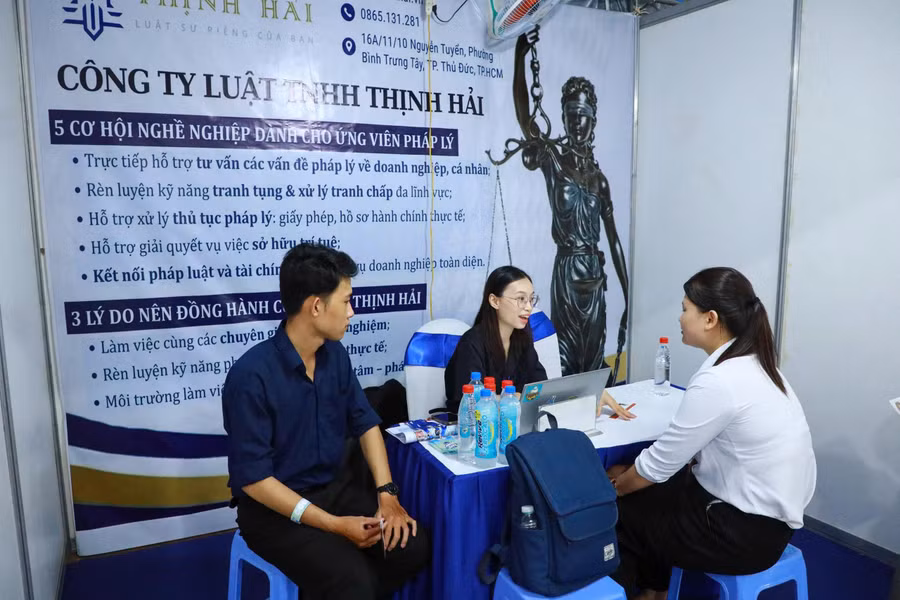 Đa dạng các hoạt động định hướng nghề nghiệp, tư vấn diễn ra tại Ulaw Career Day lần thứ nhất năm 2025. Ảnh: ULAW