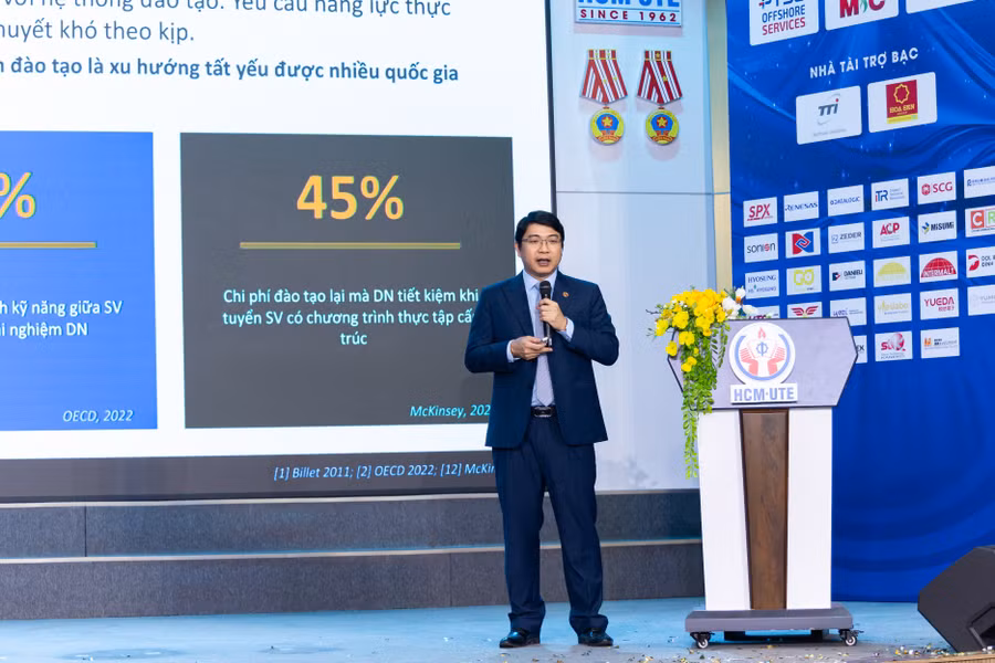 PGS.TS Lê Mỹ Hà, Trưởng khoa Khoa Điện - Điện tử, Trường Đại học Công nghệ Kỹ thuật TPHCM trình bày tham luận tại hội thảo.