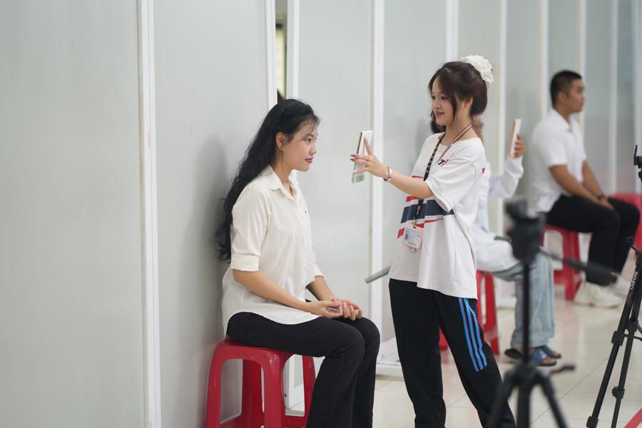 Tân sinh viên được chụp ảnh làm thẻ sinh viên. Ảnh: TDTU anh-the.jpg