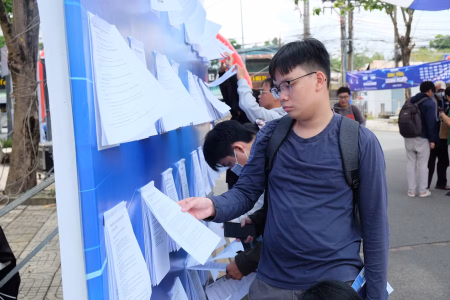 Sinh viên tìm hiểu thông tin việc làm tại Ngày hội Sinh viên và Doanh nghiệp 2025. Ảnh: Mạnh Tùng