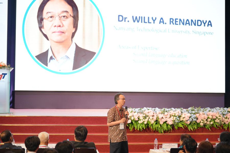 TS Willy Adrian Renand (Đại học Công nghệ Nanyang – Singapore) trình bày tại hội thảo, phiên toàn thể. 1.jpg
