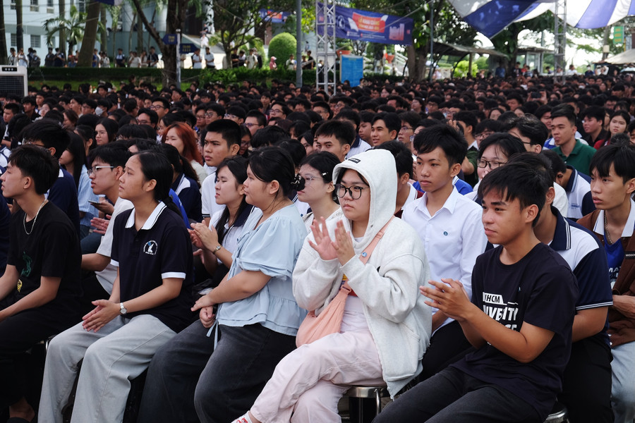 Sinh viên Trường Đại học Khoa học Tự nhiên tại lễ khai giảng. dscf0044.jpg
