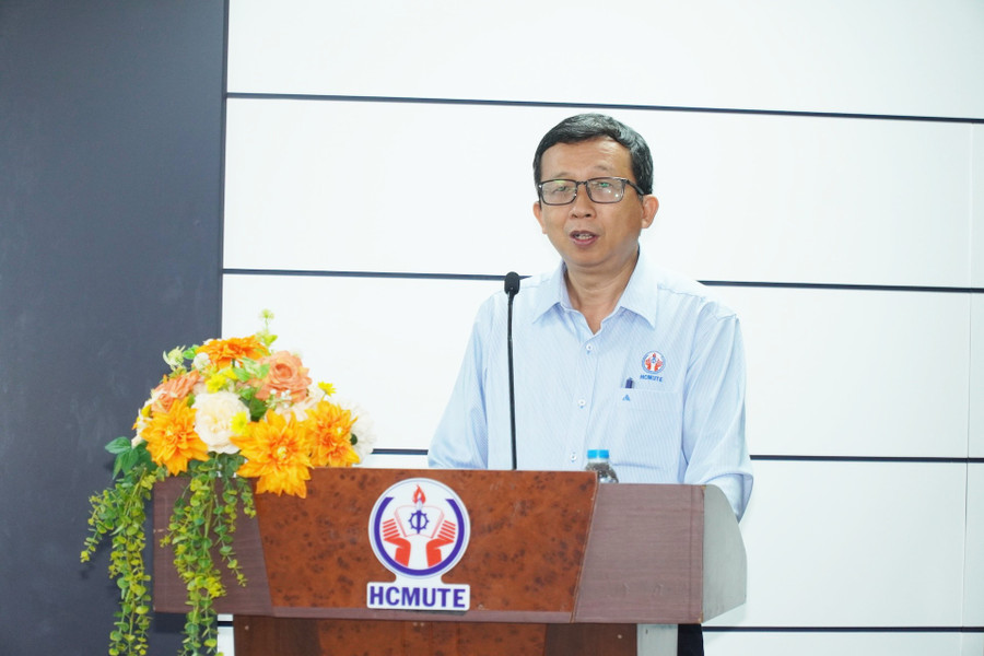 TS Trần Thanh Thưởng, Trưởng phòng Tuyển sinh và Công tác sinh viên, Trường Đại học Sư phạm Kỹ thuật TPHCM trình bày tham luận. Ảnh: Mạnh Tùng tran-thanh-thuong-1.jpg