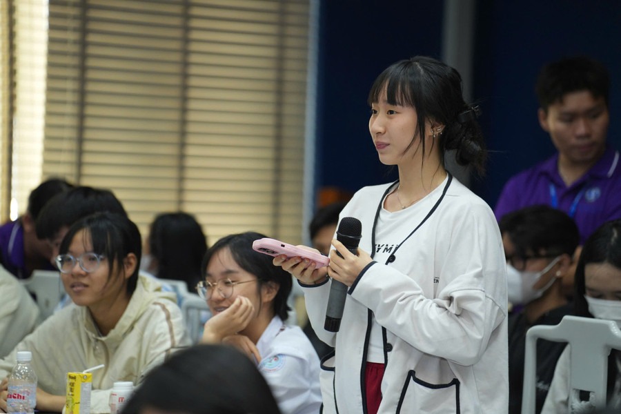 Học sinh đặt câu hỏi với các chuyên gia. Ảnh: NTCC hs.jpg