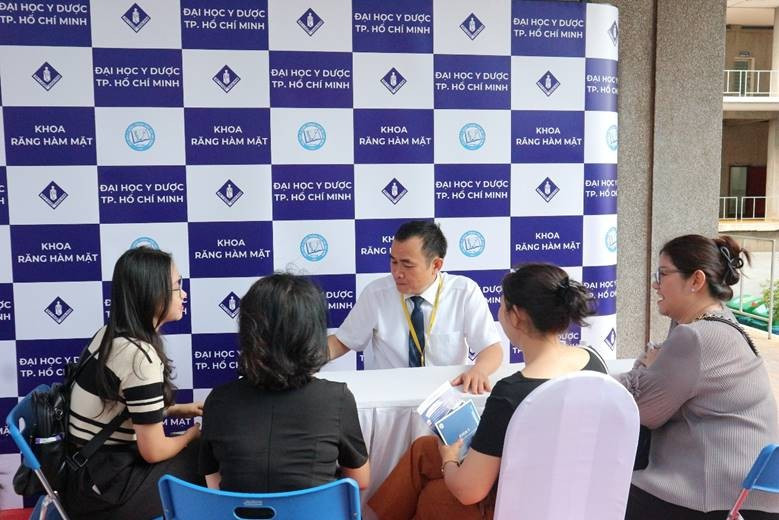 Học sinh được tư vấn tại Ngày hội Tư vấn Tuyển sinh - Hướng nghiệp do Trường Đại học Y Dược TPHCM tổ chức tháng 4/2025. Ảnh: UMP tu-van.jpg